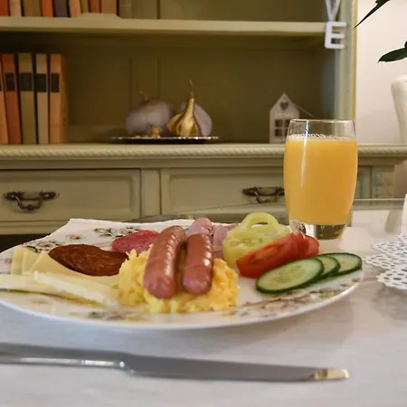 Tulipán Panzió * Szolnok